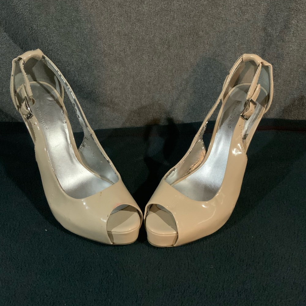 Beige patent leather pumps
